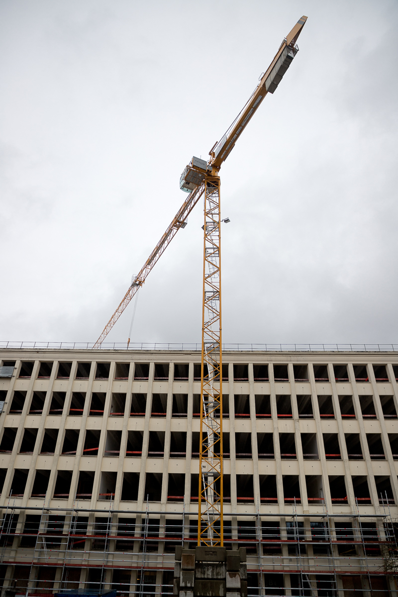 La façade du bâtiment B en travaux avec ses nombreuses ouvertures de fenêtres.