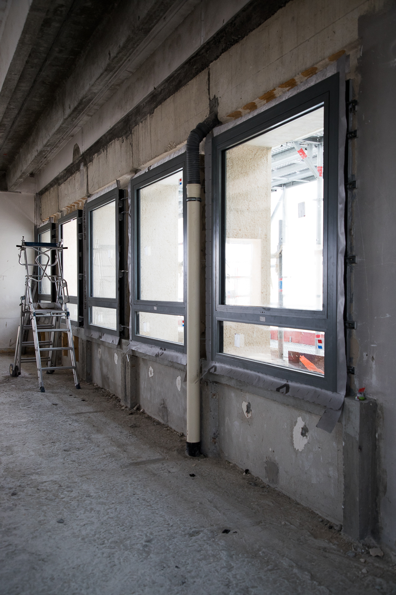 Intérieur du bâtiment B en travaux avec ses nouvelles fenêtres.
